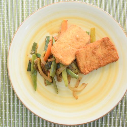 tofu empanado con salsa de curry